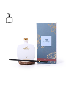 Perfume dispenser with the scent of roses and oud