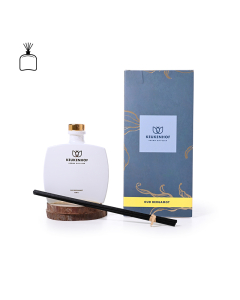Perfume diffuser with the scent of oud and bergamot