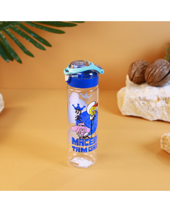 زجاجة ماء مزينة بغطاء بلاستيك أزرق